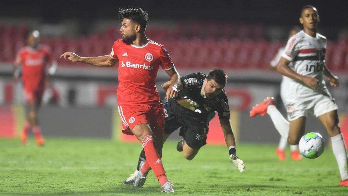 Yuri Alberto marcando sin mirar su gol al Sao Paulo