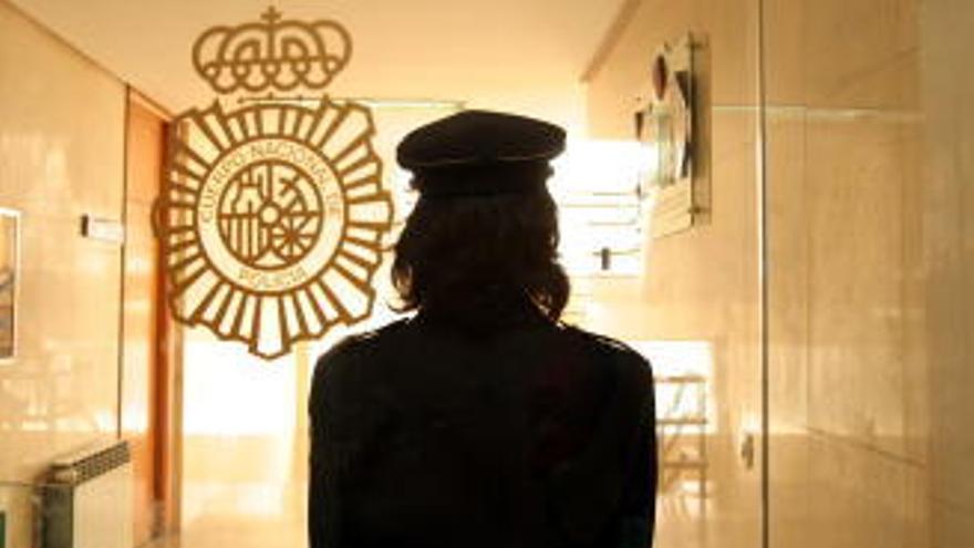 Una agente de la Policía Nacional