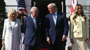 De izquierda a derecha, la reina Camilla de Inglaterra, el rey Carlos III de Inglaterra, el presidente de Estados Unidos, Donald Trump y la primera dama, Melania Trump en la Casa Blanca