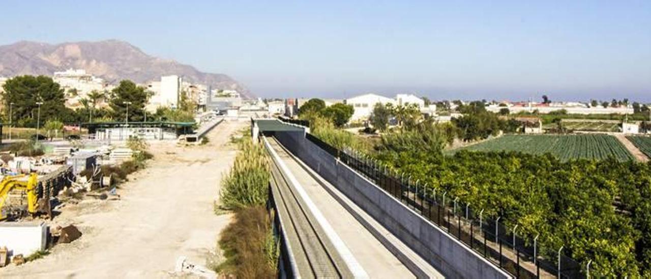 Orihuela dibuja, a un lado y a otro de las vías del tren, dos paisajes contrapuestos; la ciudad que limita su crecimiento, y la huerta, las naves y las casas de campo que ahora se integrarán dejando en mitad un bulevar que nadie sabe cómo será.