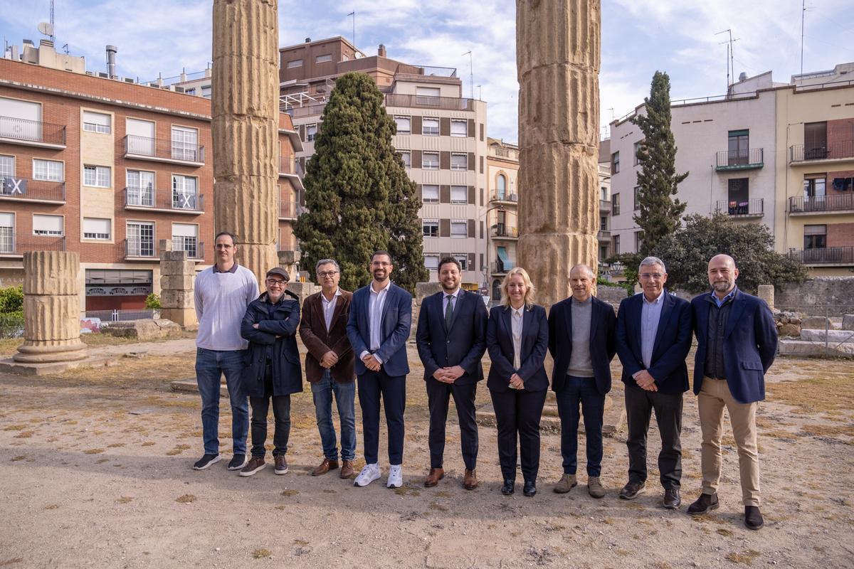 Presentación de las obras en el Foro de la Colonia, con el alcalde de Tarragona, Rubén Viñuales, y la seubdelegada del Gobierno, Elisabet Romero, en el centro.