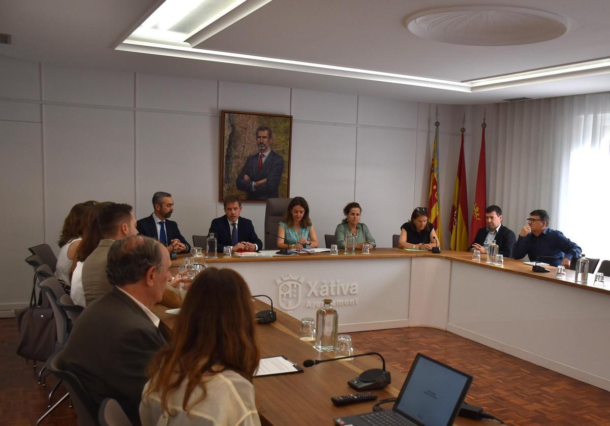 Un momento del encuentro celebrado en el salón de plenos de Xàtiva entre represantens municipales y la conselleria Núria Martínez.