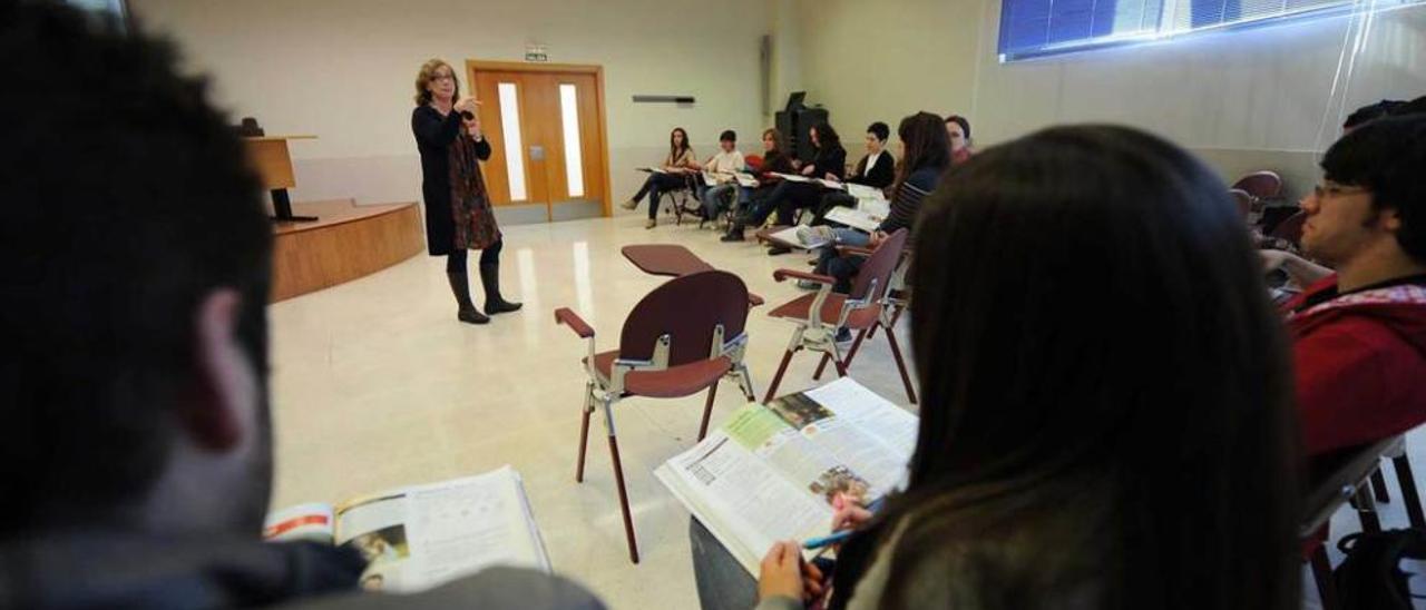 Una de las clases de idiomas que se ofrecieron en el campus de Mieres.