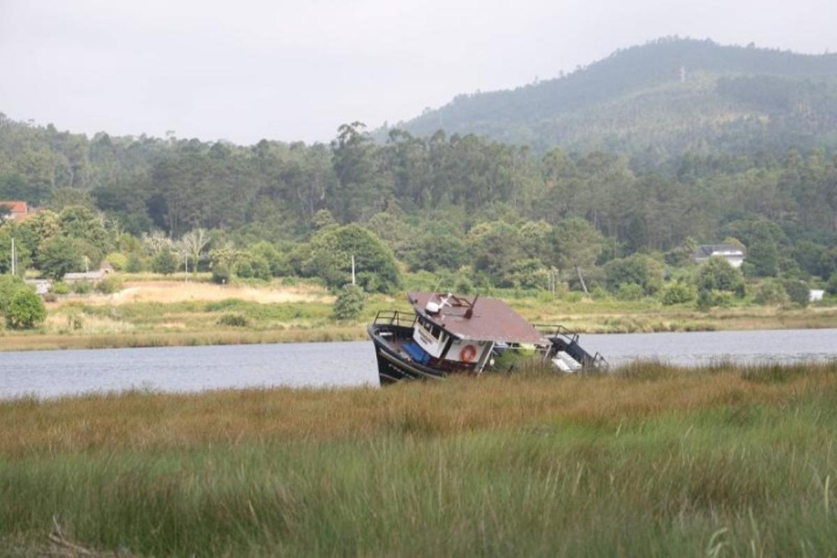 El barco encallado anoche en el río Ulla, a la altura de Catoira, ocupa un importante espacio natural.