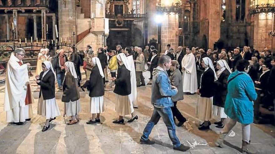 Fieles tomando ayer la comunión, en la catedral.