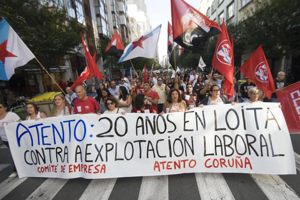 Unas 300 personas se manifiestan en apoyo a los trabajadores del centro coruñés, que realizarán una huelga de 24 horas el lunes