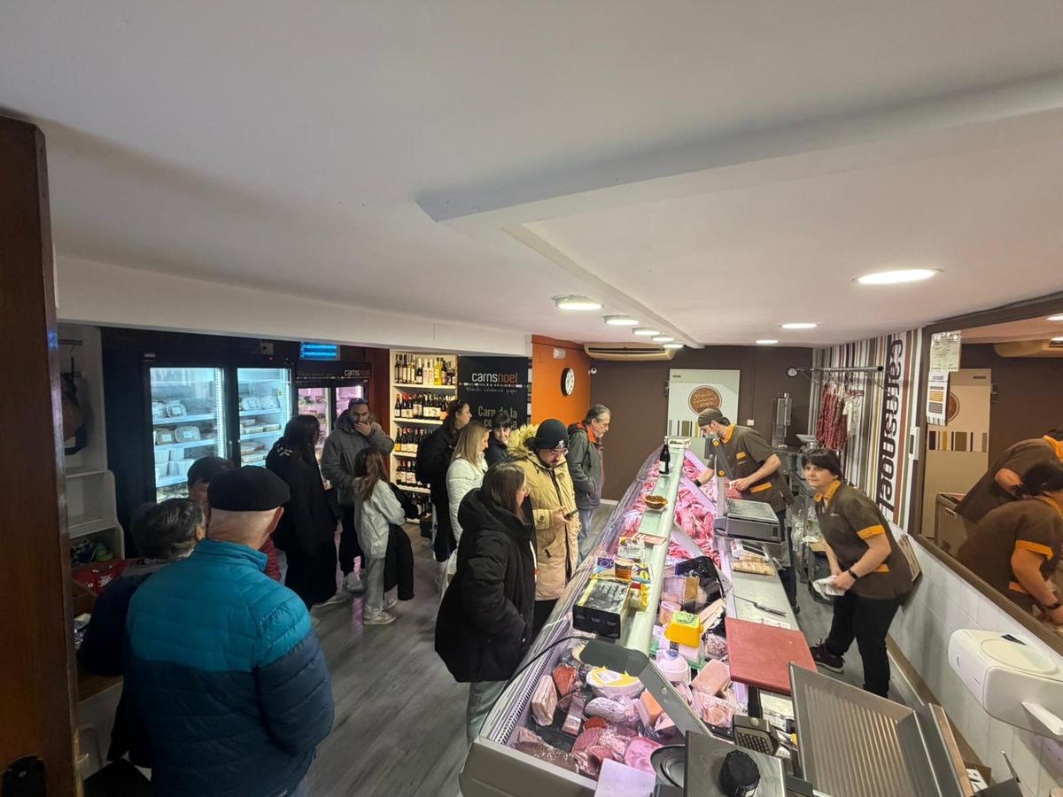 Compras de última hora en una tienda de Morella este martes.