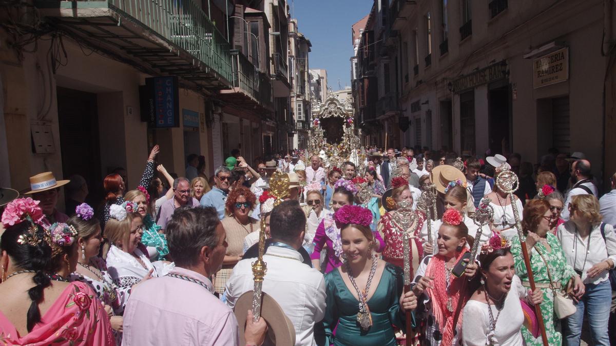 Rocieros de Málaga ante el Simpecao en la romería urbana de 2024.