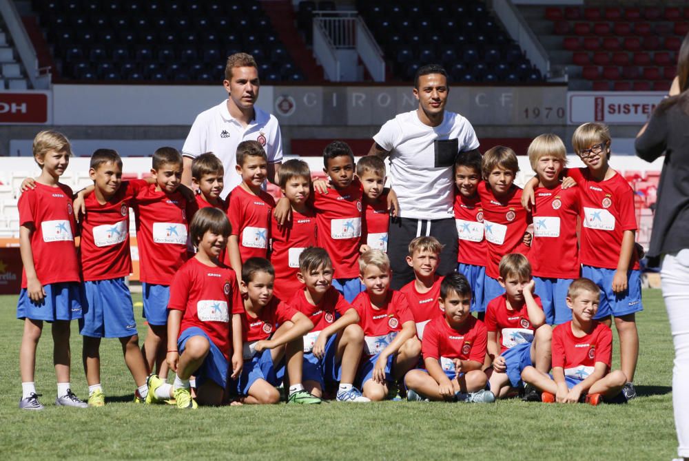 Thiago Alcántara visita el campus del Girona FC