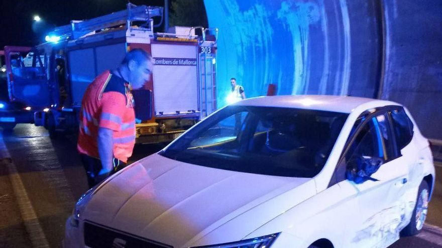 Efectivos de emergencias, esta madrugada en el túnel de Sóller.