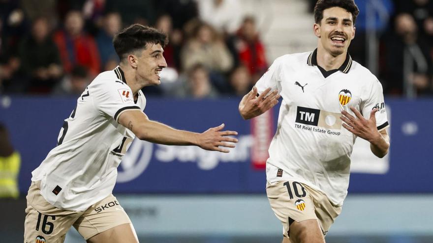 Almeida celebra junto a Diego López su decisivo gol en El Sadar de Pamplona.  | EFE