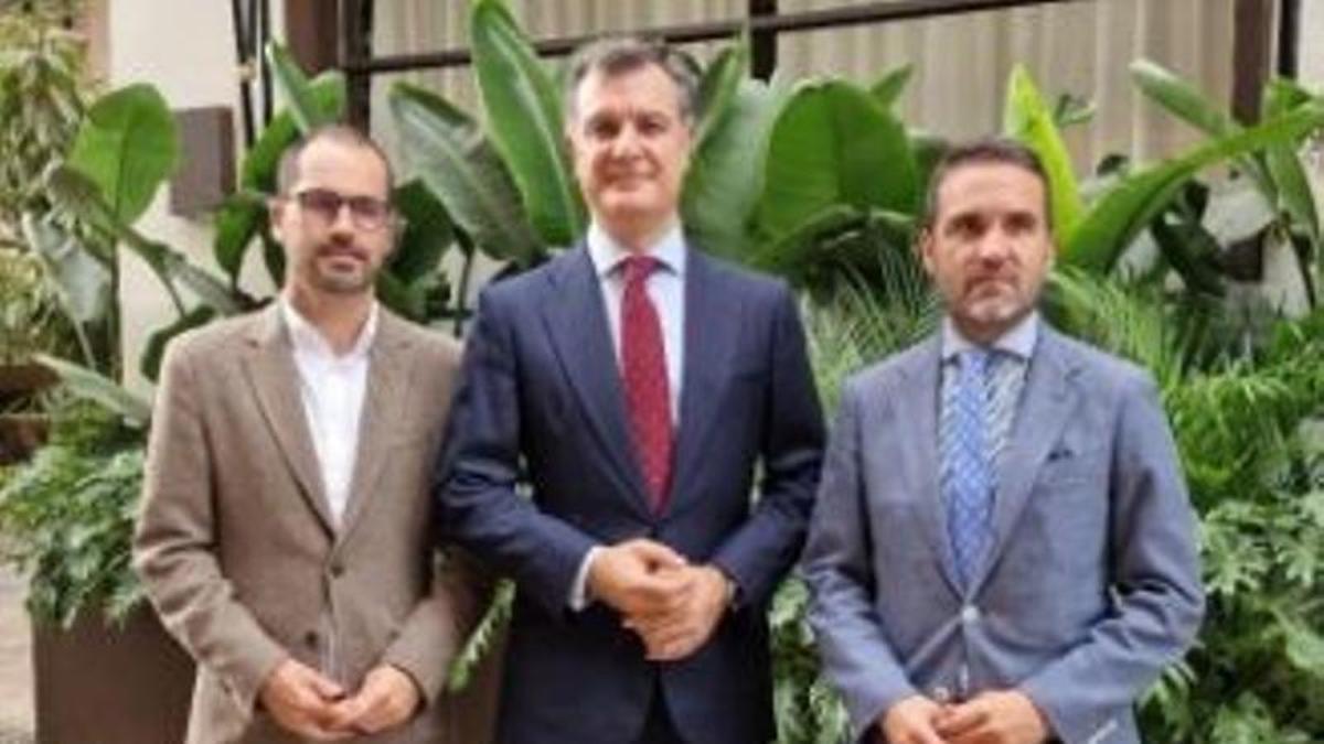 De izquierda a derecha: José Luis Ruiz de Munain, director general de SpainNAB; Juan Bernal, presidente de SpainNAB y director General de CaixaBank AM; Jacobo Florido, concejal de Recursos Humanos, Calidad y Turismo del Ayuntamiento de Málaga.