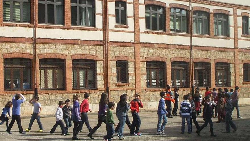 Alumnos del colegio Magdalena de Ulloa participan en una actividad en uno de los patios del centro.