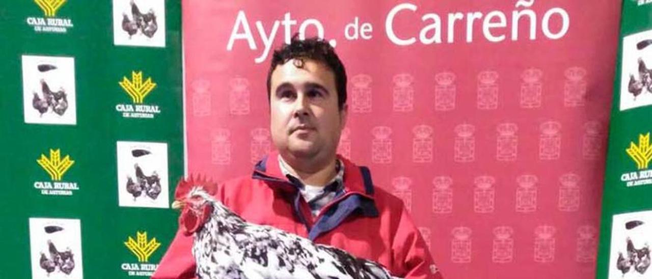 Borja Fernández, con el gallo ganador de Candás.