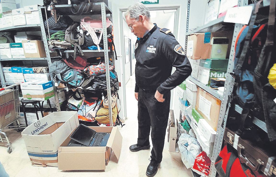 Otra caja guarda ordenadores y tabletas.