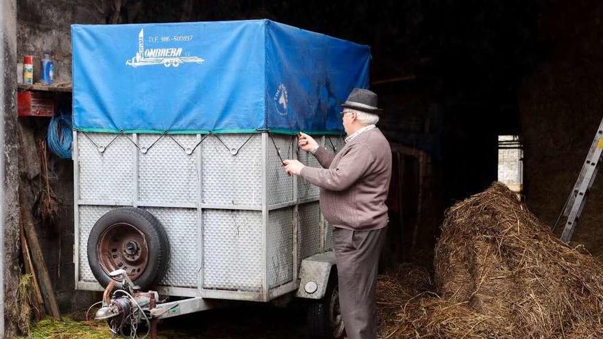 Manuel Rozas, ayer, junto al remolque recuperado en la parroquia cerdedense de Serapio. // Bernabé/Celso