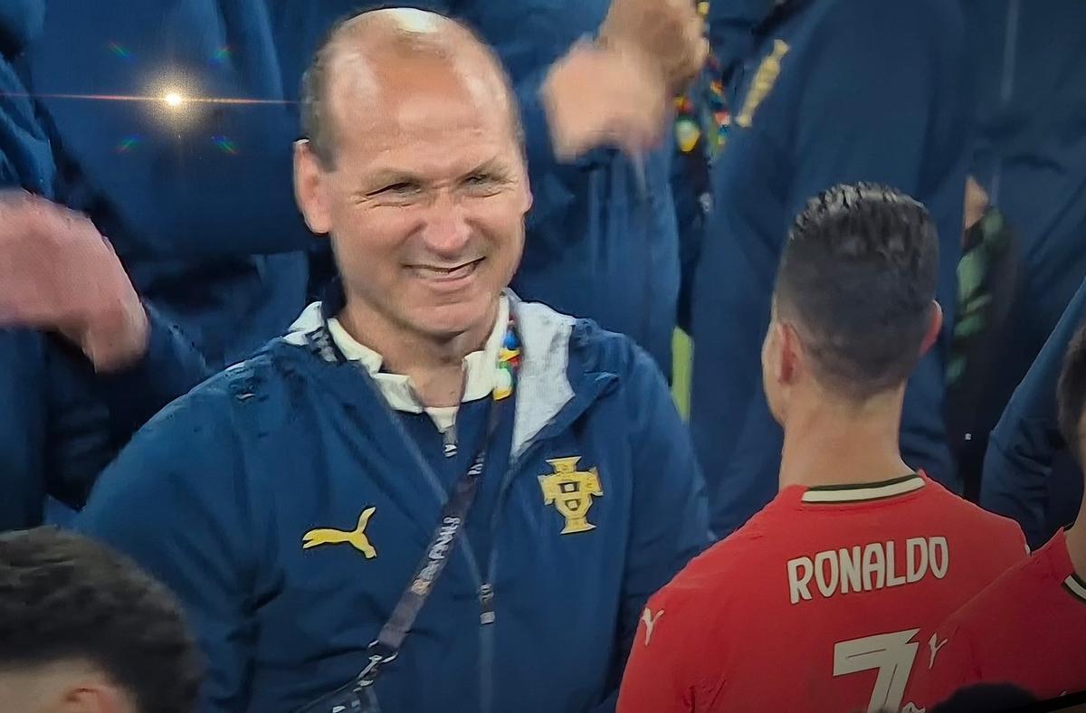 Jesús Seba se saluda con Cristiano Ronaldo tras ganar la Nations League en 2025