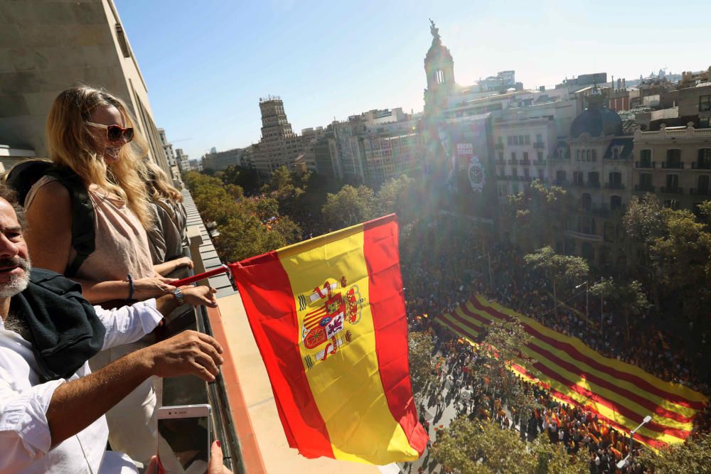 Milers de persones es manifesten a favor de la unitat d'Espanya a Barcelona