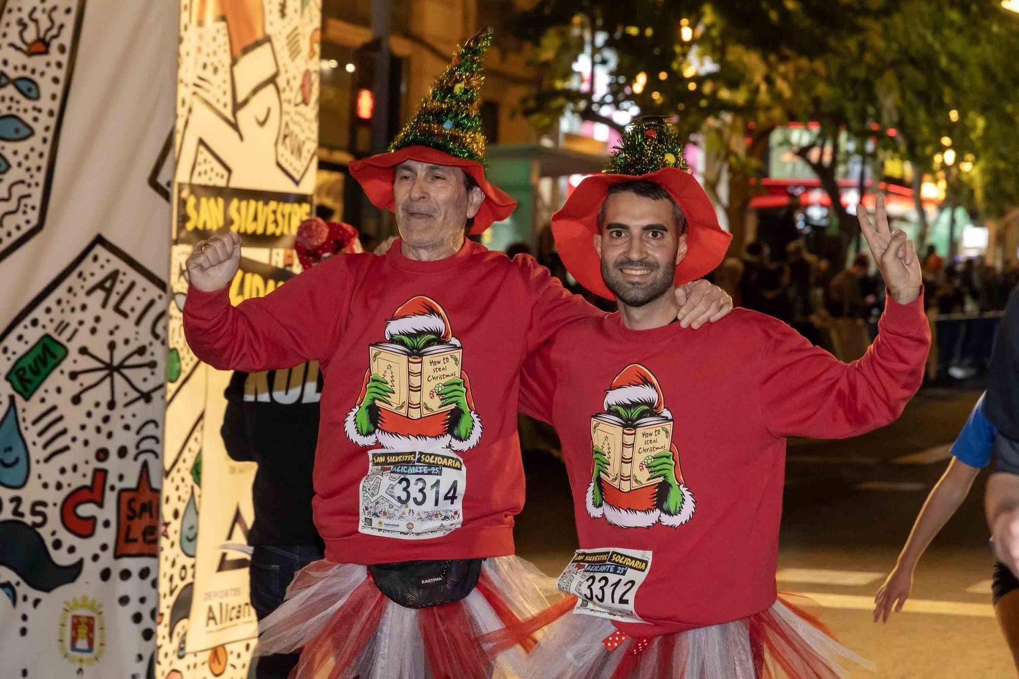 La San Silvestre de Alicante llena de colorido la ciudad