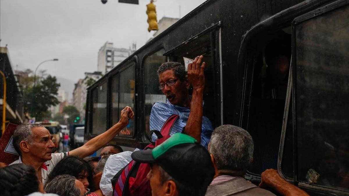 Colas en Caracas para coger el bus.