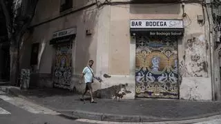 La centenaria Bodega Salvat de Sants cierra por traspaso