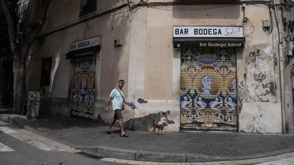 La mítica bodega Salvat de Sants cuelga el cartel de 'se traspasa'