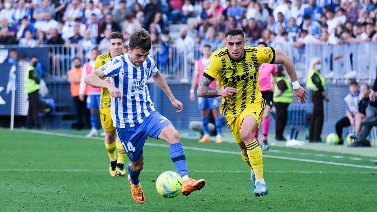 Un momento del encuentro de este sábado entre el Málaga CF y el Real Oviedo.