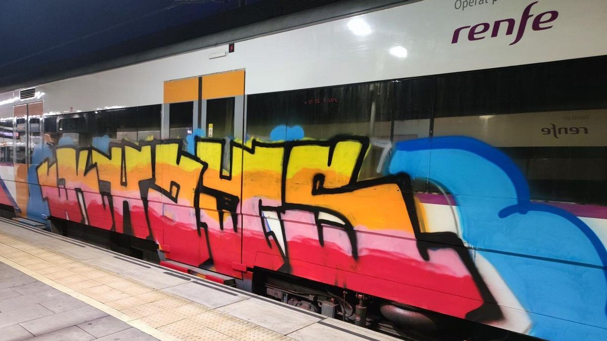 Grafitis en los vagones de Rodalies