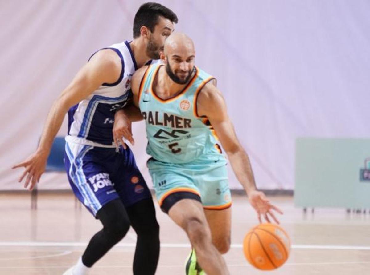 Scrubb, intentando zafarse de un rival en el partido ante el Fuenlabrada.