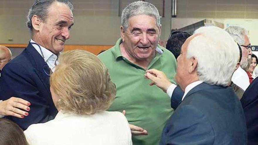 Mario Conde (izquierda) saluda a José Luis Baltar en el homenaje a este último.  //Brais Lorenzo