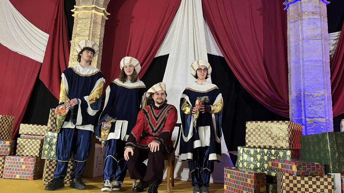 Los pajes anuncian la llegada de Los Reyes Magos