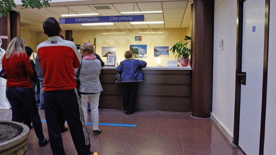 Pacientes haciendo cola en un centro de salud de Zamora