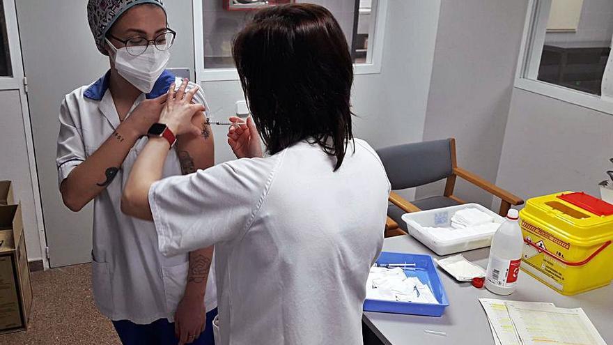 Vacunación de trabajadores del hospital de Alzira. | LEVANTE-EMV