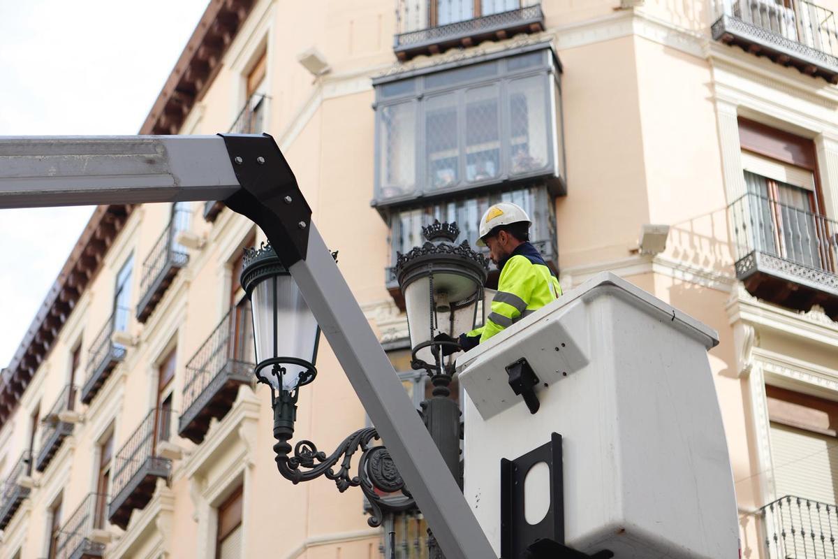 Comienza el desmontaje de las emblemáticas farolas de Averly en la calle Alfonso I de Zaragoza
