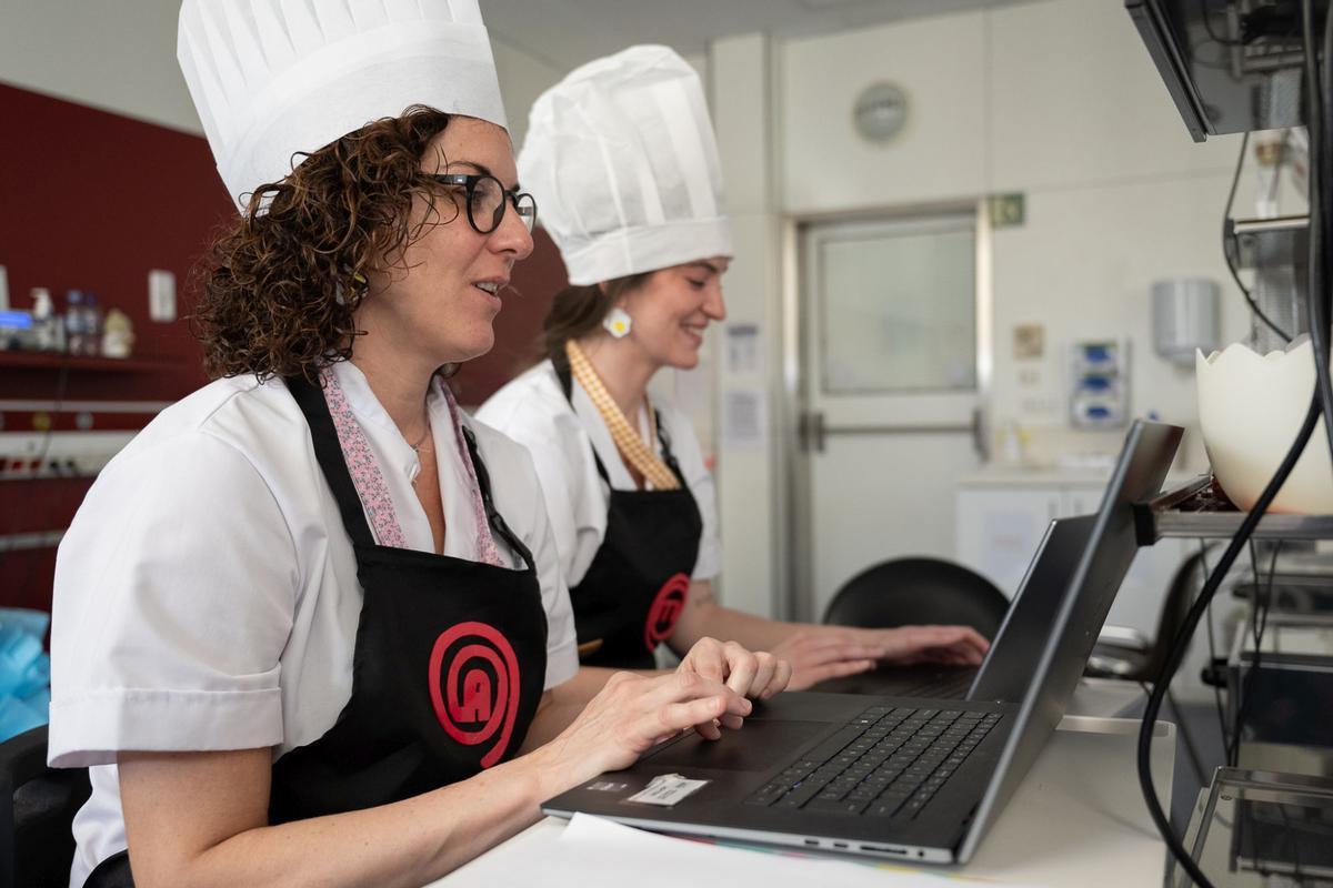 Los bebés ingresados en la UCI neonatal del Clínic se convierten en pequeños cocineros por Carnaval