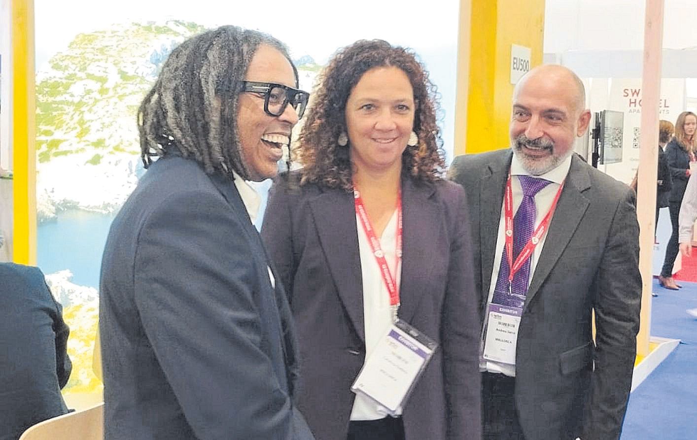 Amuda Goueli, CEO de Destinia, Catalina Cladera y Andreu Serra ayer en Londres.