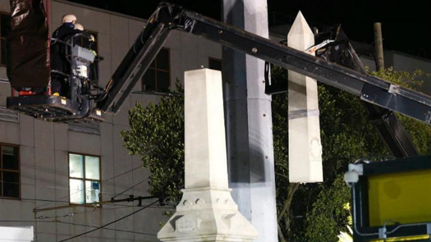 Nueva Orleans desmantela un obelisco bajo fuertes medidas de seguridad