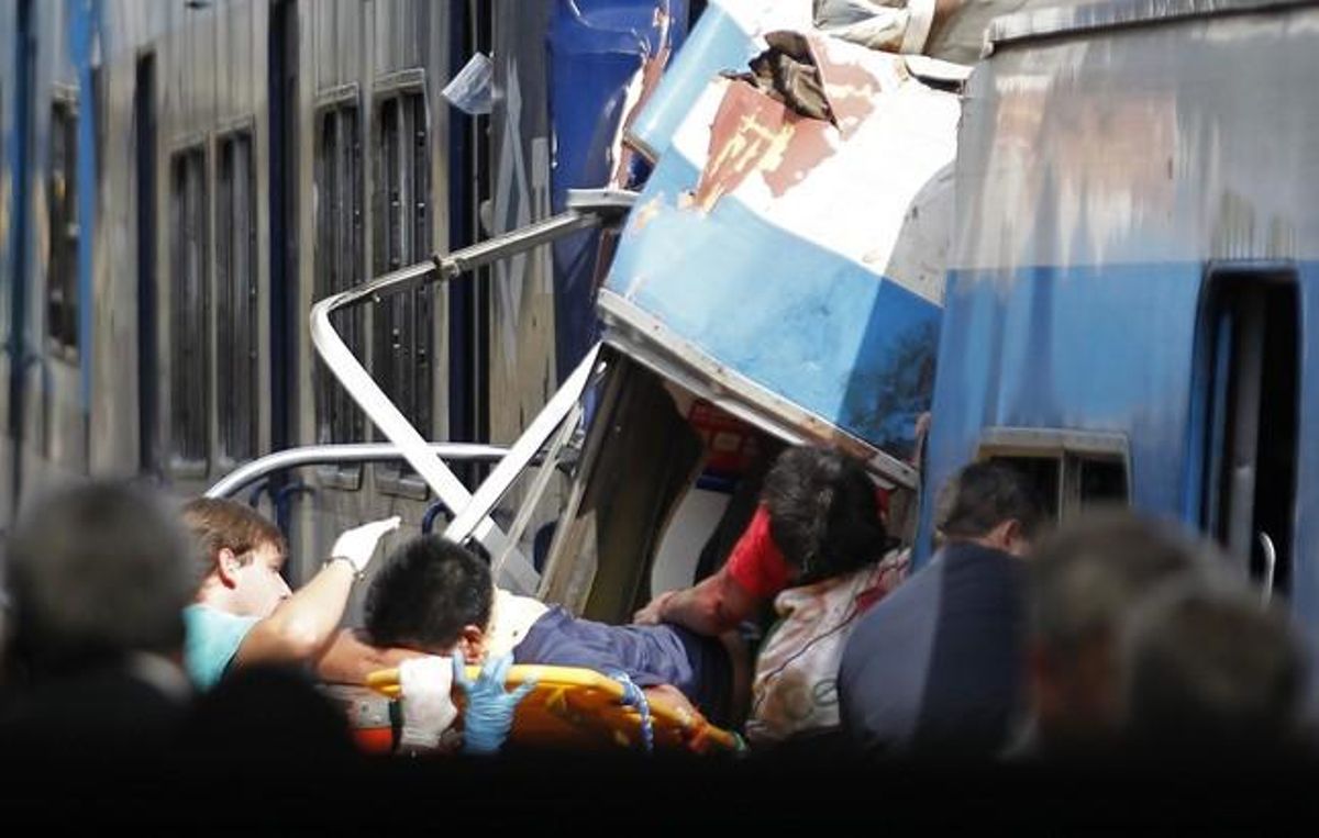 Els equips de rescat intenten treure un passatger d’un vagó del tren.