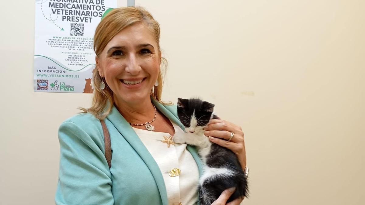 Salomé Pradas junto a Bimbo, su nuevo integrante de la familia.