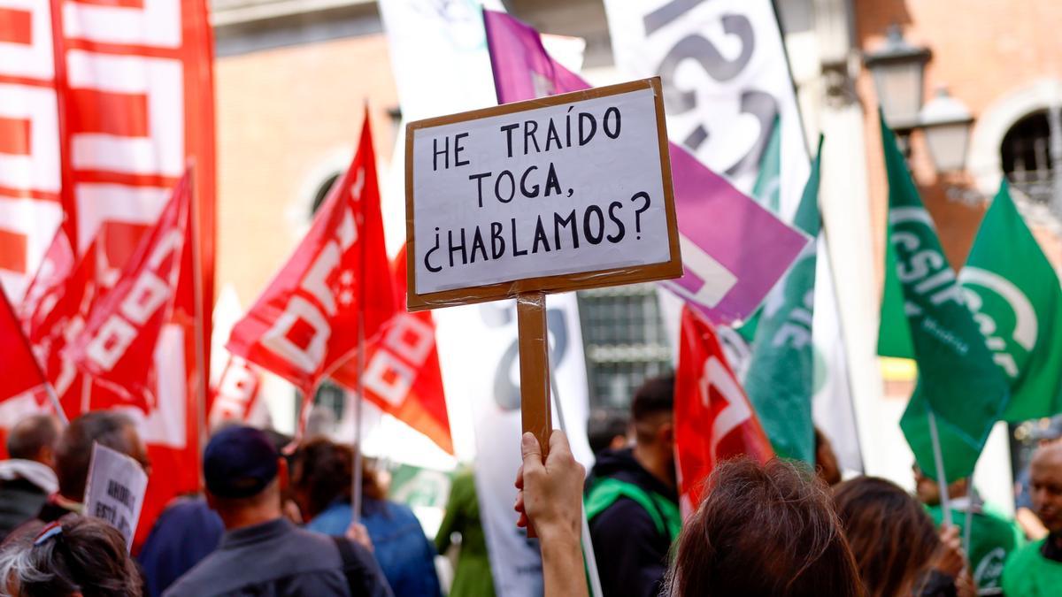 Funcionarios de la administración de Justicia participan en una concentración ante el Ministerio de Justicia en Madrid este miércoles. EFE/ Rodrigo Jiménez