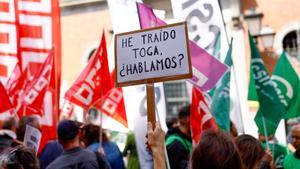 Funcionarios de la administración de Justicia participan en una concentración ante el Ministerio de Justicia en Madrid este miércoles. EFE/ Rodrigo Jiménez