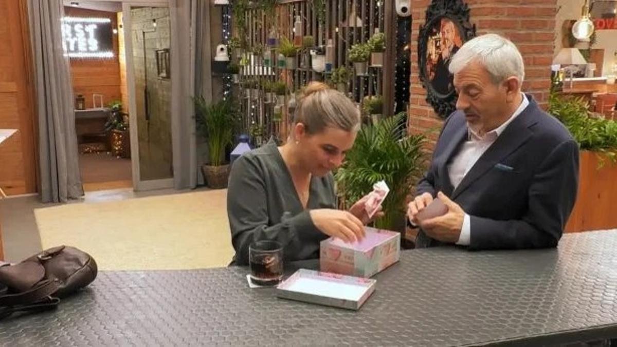 Anna-Lena abre el regalo de Robert en su cita de 'First dates'.