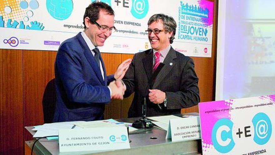 Fernando Couto y Óscar Candás, durante la firma del convenio del Ayuntamiento con la asociación Clinic Asturias.