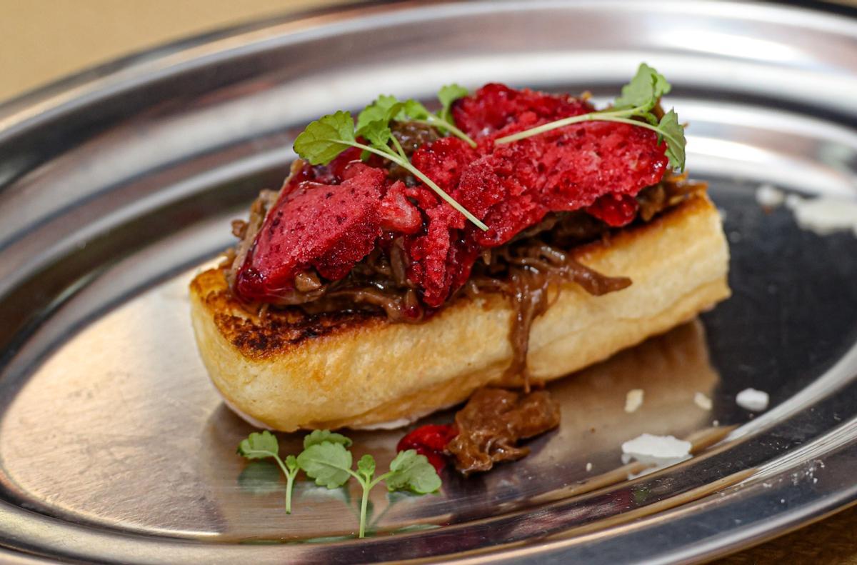 Fartón hojaldrado con carrillada de cerdo y cerezas.