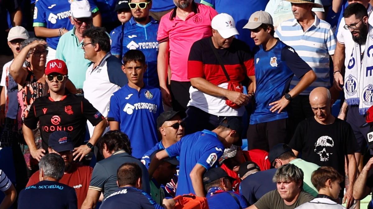 Los sanitarios atienden al espectador que se ha desmayado en las gradas del Coliseum