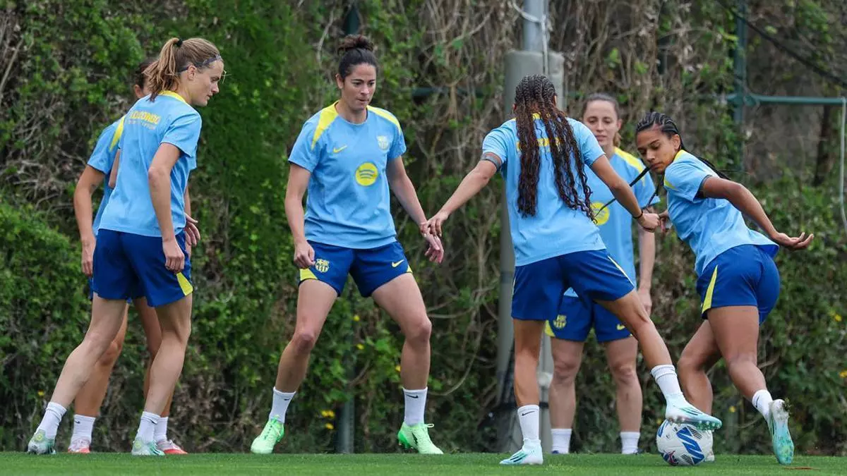 Último entrenamiento del Barça antes de ofrecer la Liga a su afición