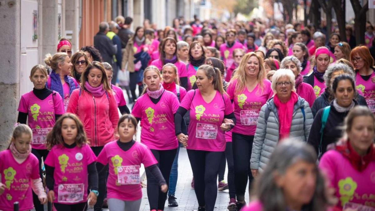 Un nombrós grup de participants en la Cursa de la Dona de Figueres del novembre del 2019.