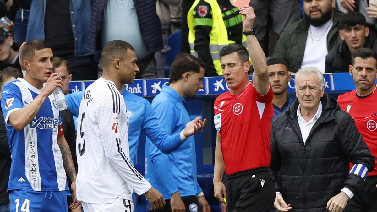 Mbappé ve la cartulina roja en Mendizarroza.