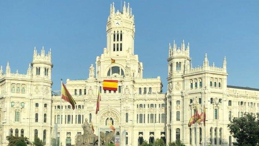 El Ayuntamiento de Madrid cuelga una bandera de España como respuesta al lazo amarillo de Barcelona
