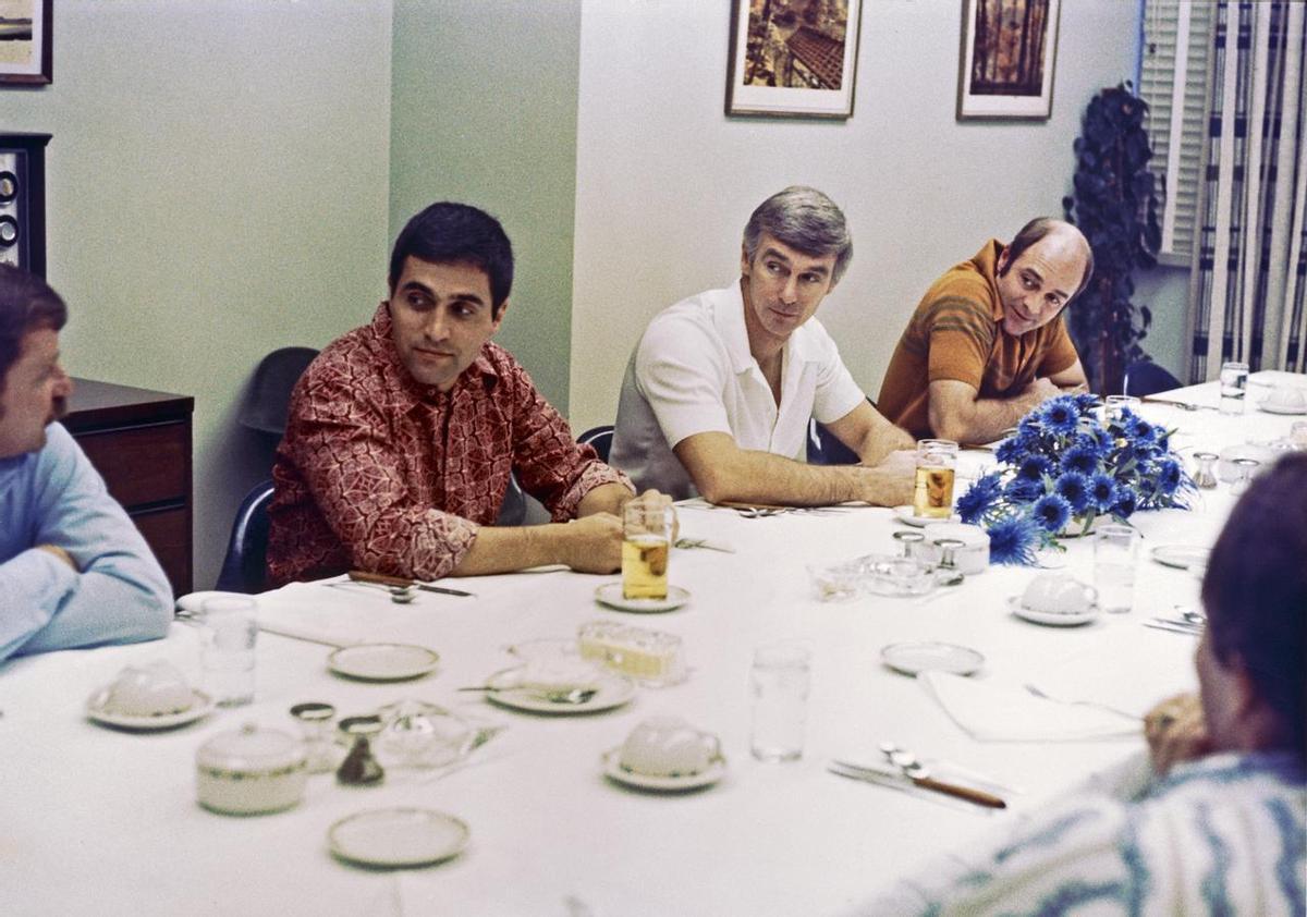 De izquierda a derecha, Schmitt, Cernan y Evans durante su última cena en la Tierra antes del despegue de la misión Apolo 17. 